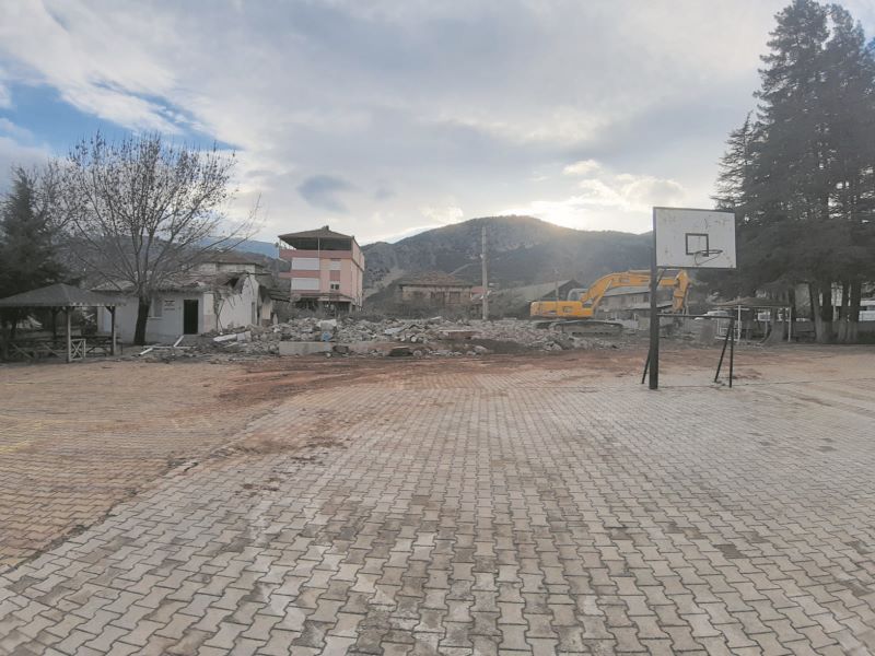 Elmalı’da depreme dayanıksız ilkokulun  yıkım işleri tamamlandı - Toros Gazetesi