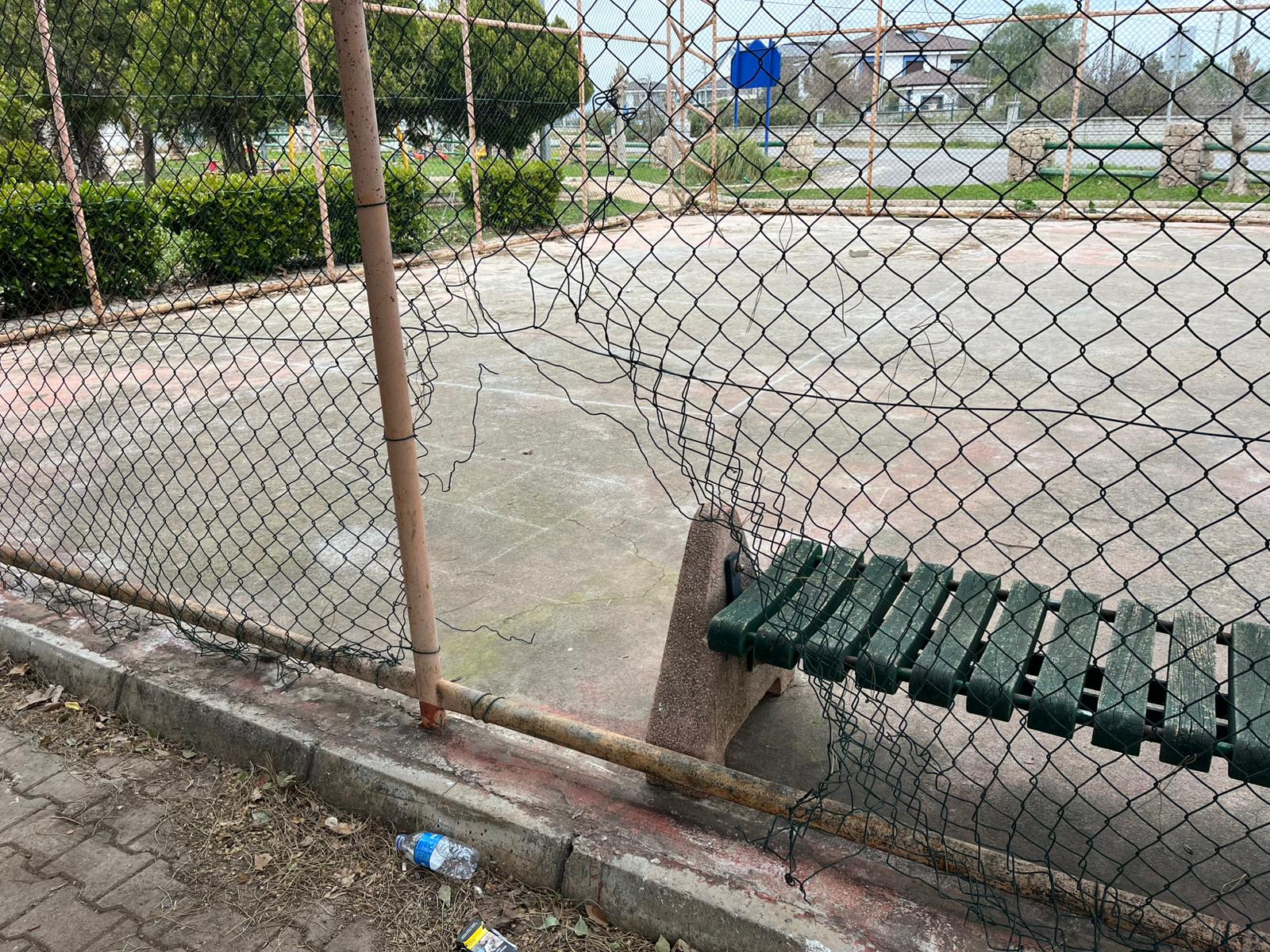Döşemealtı’ndaki Parklarda Tehlike Alarmı: Kesilmiş Teller ve Kırık Şişeler Çocukları Bekliyor - Toros Gazetesi
