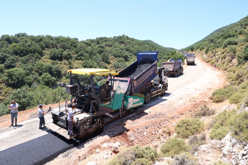 Büyükşehir, Demre ile Kaş’ı birbirine bağlayan yolu sıcak asfalta buluşturuyor - Toros Gazetesi