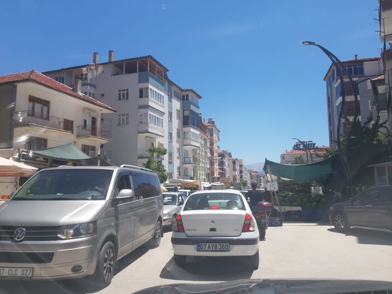 İsmail- Turan Balaban Caddesi üzerinde karpuzcular trafiği aksatıyor - Toros Gazetesi