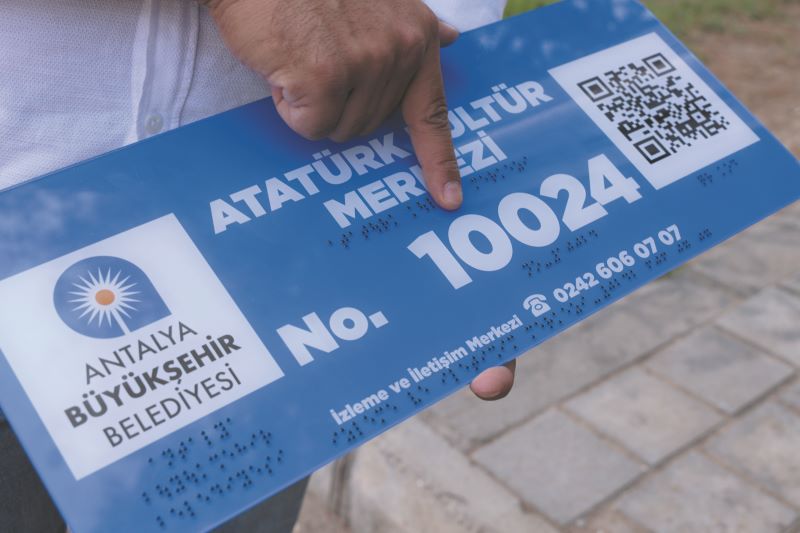 Otobüs duraklarına Brail Alfabeli ve QR kodlu levhalar yerleştiriliyor - Toros Gazetesi