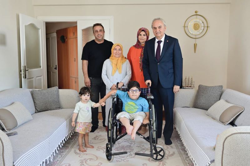 Mesut başkanın Kerim Asaf'a karne hediyesi, tekerlekli sandalye - Toros Gazetesi