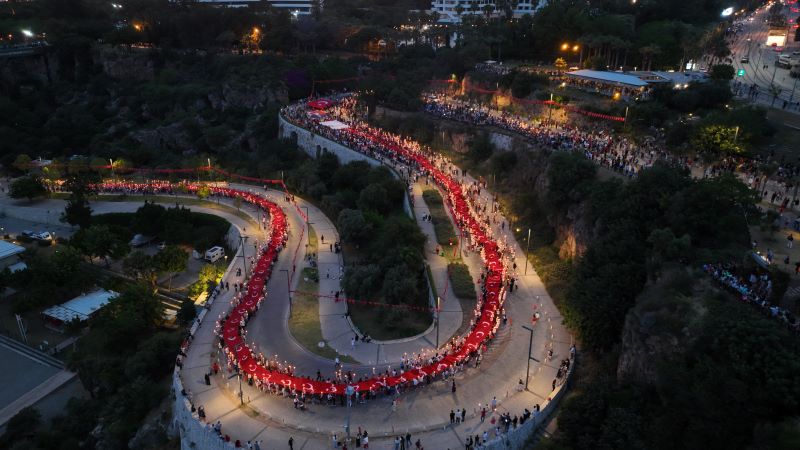 Fener Alayı ile caddeler aydınlandı, Gazapizm şarkılarıyla coşturdu - Toros Gazetesi