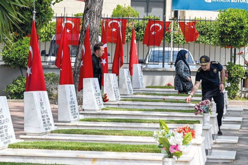 Müdür Zaimoğlu, şehitlerimizin  kabirlerini ziyaret etti - Toros Gazetesi