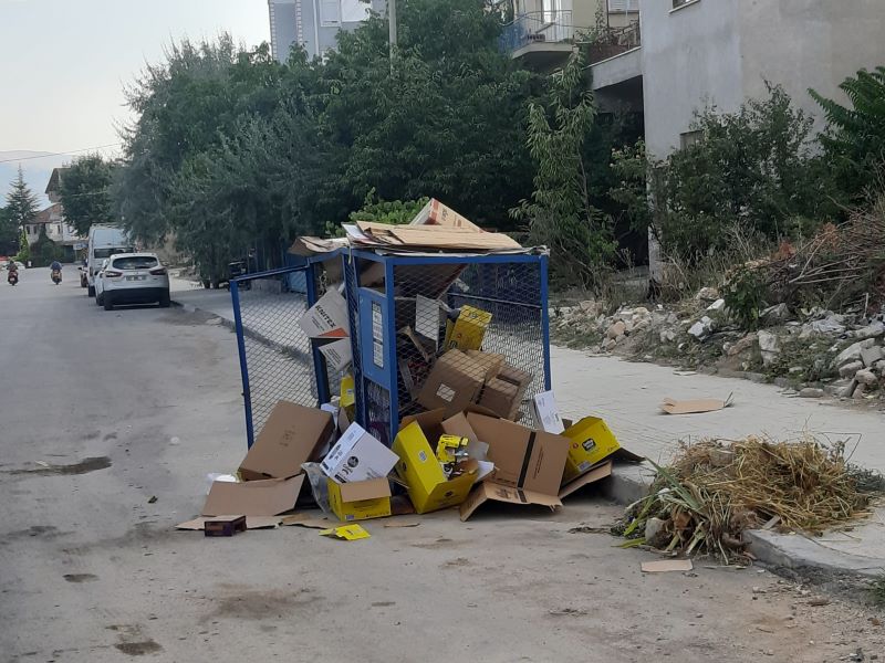 Ulusal, yöresel ve 3 harfli  mağazaların  yakınındaki  çöpler taşıyor ! - Toros Gazetesi