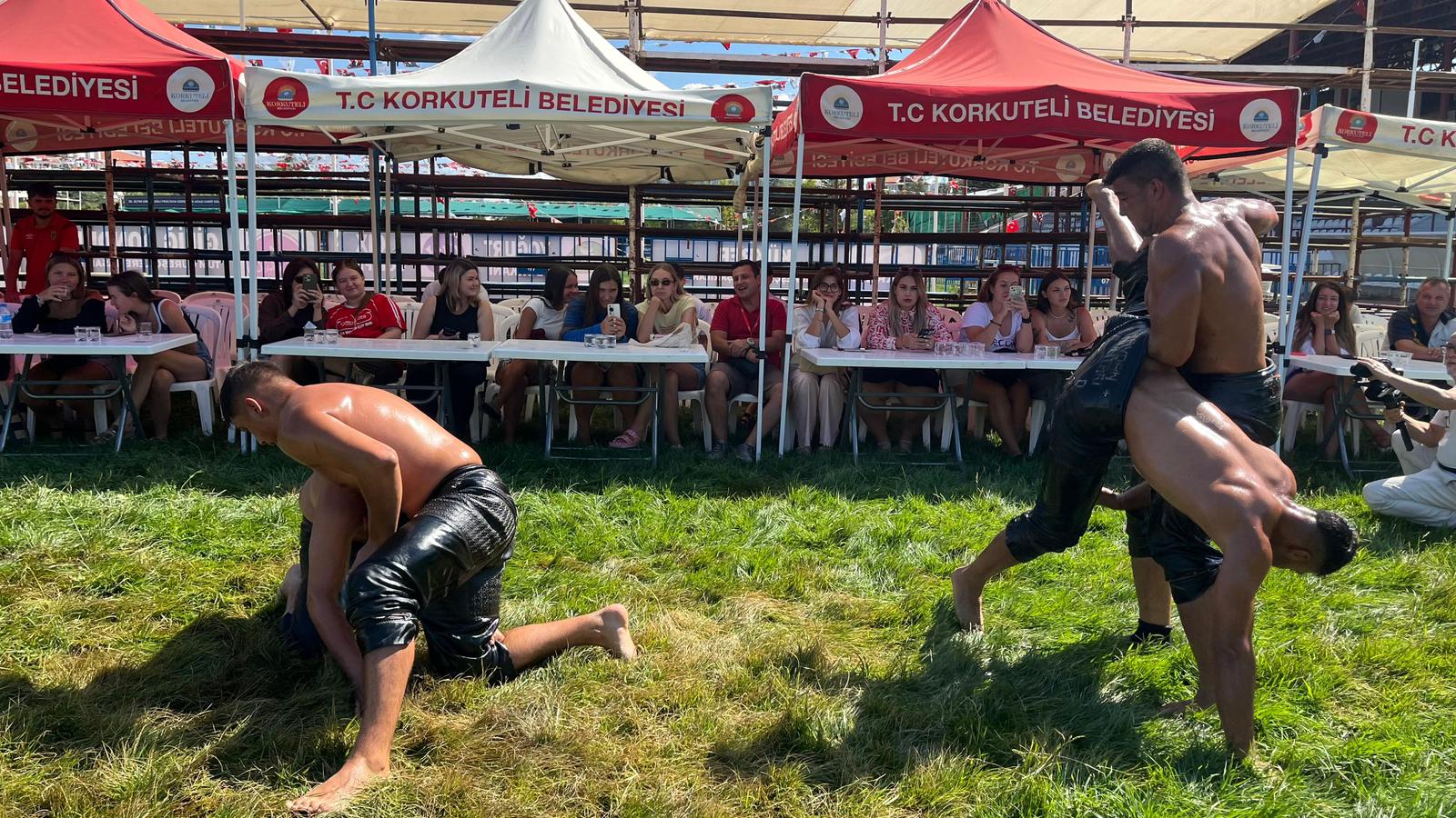 KORKUTELİ'YE GELEN TURİSTLER, HAYATLARINDA İLK KEZ GÜREŞ İZLEDİ - Toros Gazetesi