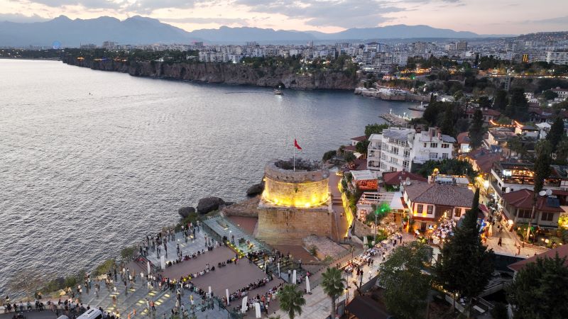 Hıdırlık Kulesi’nde Akdeniz manzarasına müzik eşlik etti - Toros Gazetesi