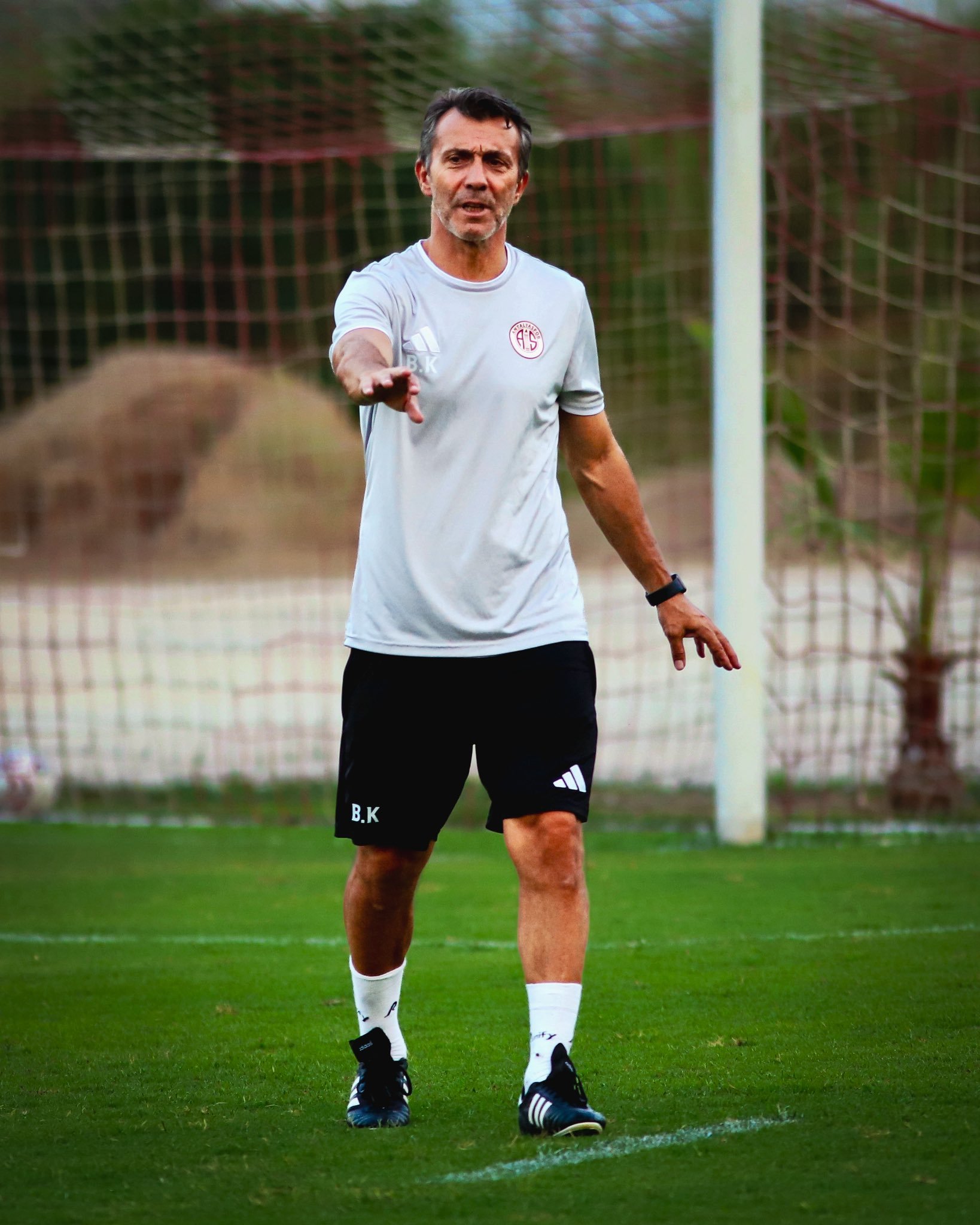 Antalyaspor Teknik Direktörü Bülent Korkmaz, Takımın Gelecek Maçlardaki Sistemini Açıkladı - Toros Gazetesi