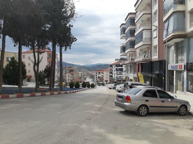 Caddeler zaten dar, dikey park edilen araçlarla DAHA DA DAR - Toros Gazetesi