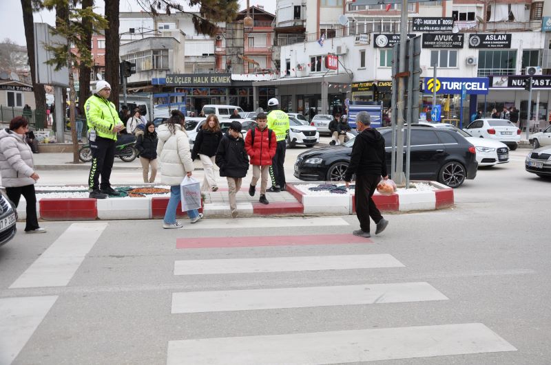 Elmalı Trafik’ten uyarı: Yaya geçitlerine yaklaştığınız an hızınızı düşürün - Toros Gazetesi