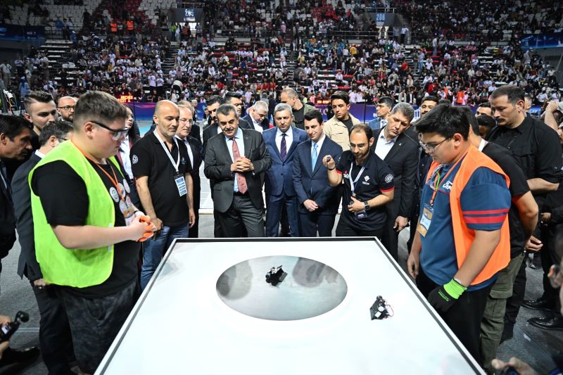 Bakan Tekin, Antalya'da yarışan robotları inceleri - Toros Gazetesi
