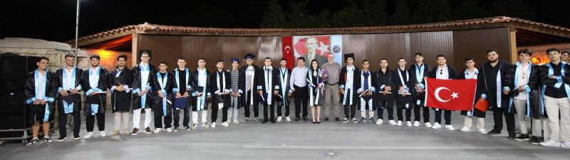 Babasından İlham Aldı, 59 Erkek Öğrenci Arasından Tek Kız Öğrenci Olarak Mezun Oldu - Toros Gazetesi