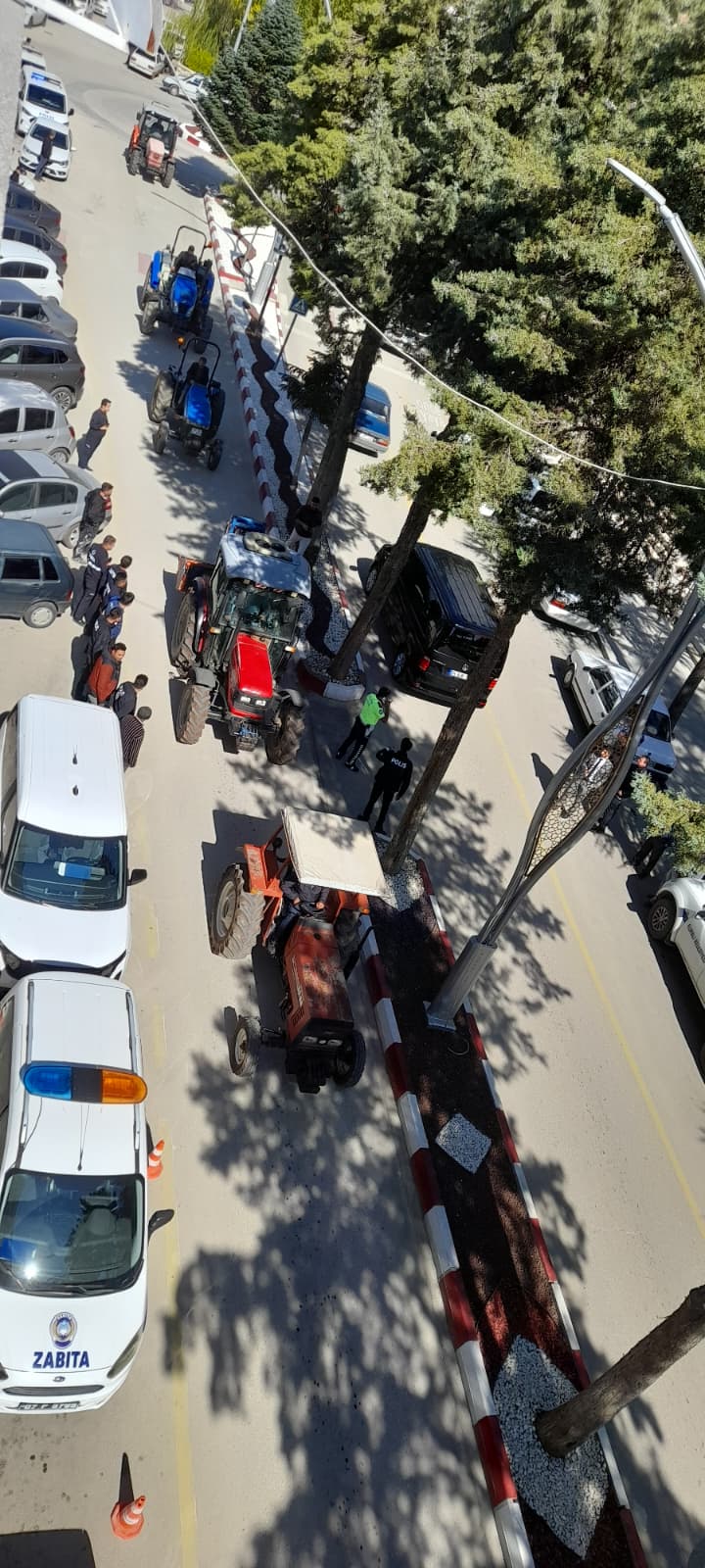 Çiftçilerden traktörlü tepki - Toros Gazetesi